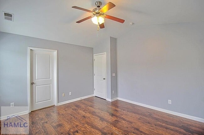 Building Photo - 207 Bender St