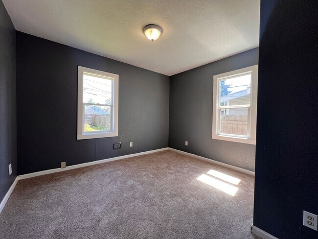 Building Photo - Longview Bungalow with Large Yard!