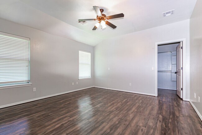 Building Photo - Lakeside Retreat - Newly Remodeled 3-Bedro...