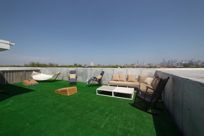 Building Photo - 2048 W Chicago Ave