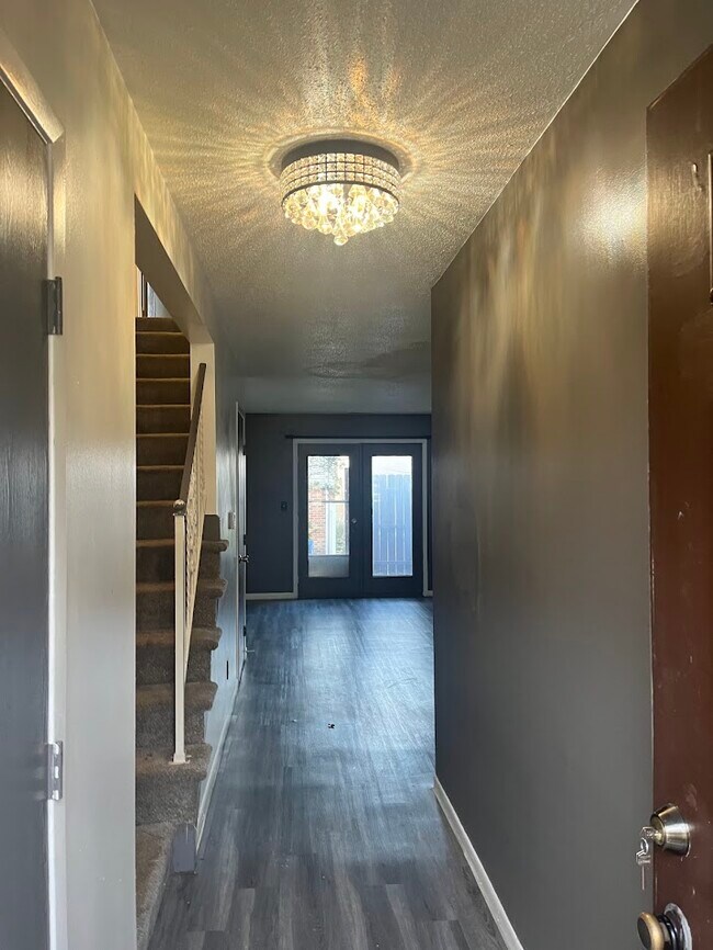 Building Photo - 368-368 Windsor Park Dr