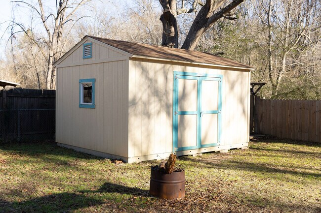 storage unit w/ electricity - 2558 Crestleigh Mnr