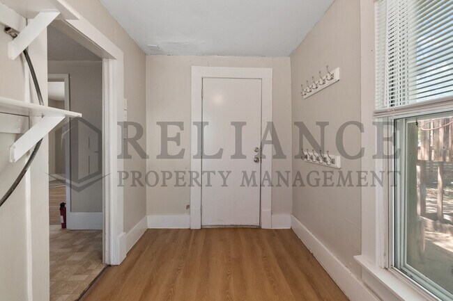 Building Photo - 1923 N Burns Ave