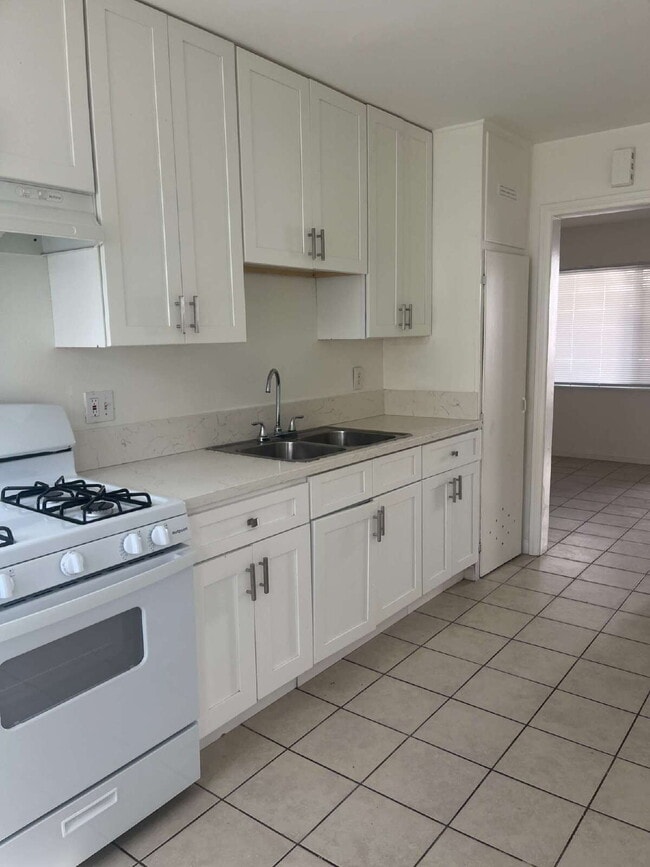Building Photo - "Charming 2-Bedroom Unit in Oxnard's Heart...