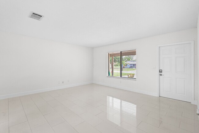 Building Photo - 766 SW Belmont Cir