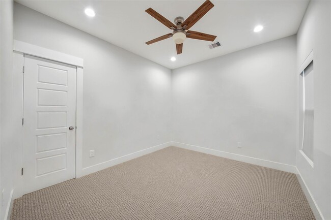 Building Photo - 814 Thornton Rd