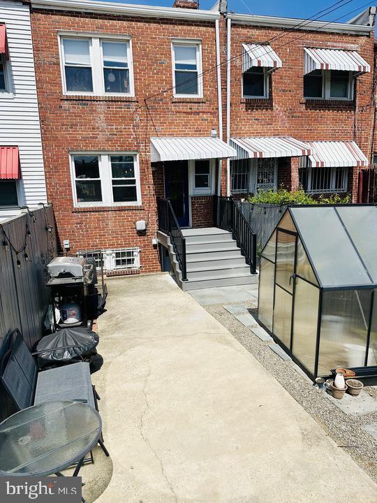 Building Photo - 1911 D St NE