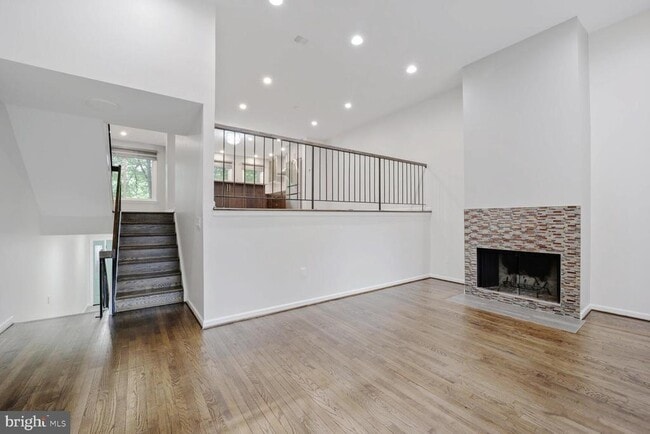 Building Photo - 6929 Mclean Park Manor Ct