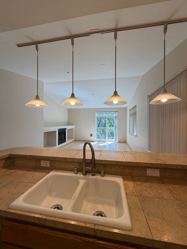 Building Photo - Spacious Mukilteo Nantucket Home Backing to a Peaceful Greenbelt