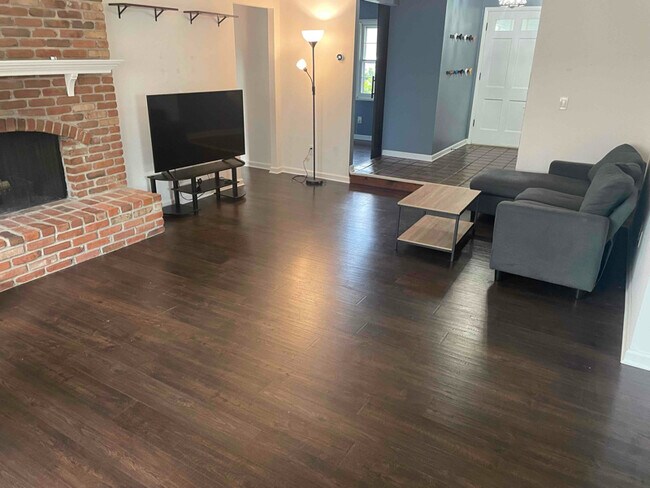 Building Photo - 2652 Renshaw Dr