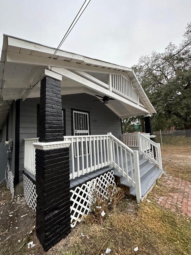 Building Photo - Fully Renovated 3/1 Single Family House Av...