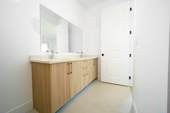 Building Photo - 15245 Brainbridge Cir