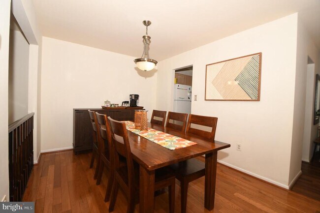 Building Photo - 7812 Briardale Terrace