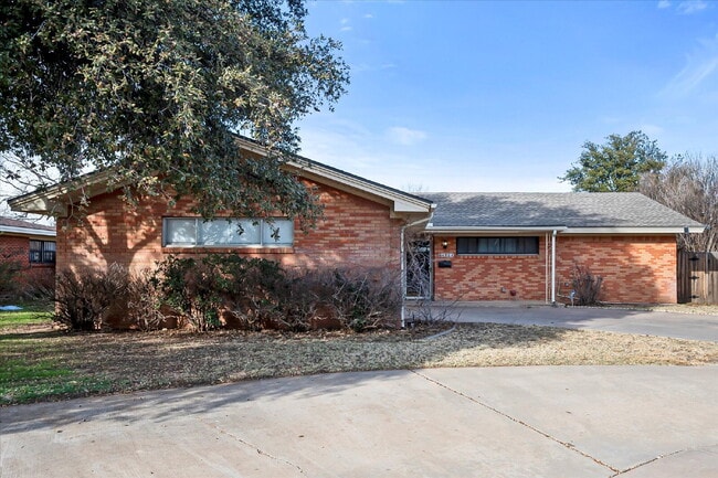 Building Photo - Fully Furnished Rental!!