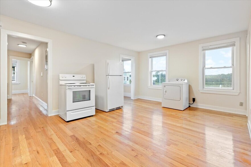 Building Photo - 52 Roslyn St