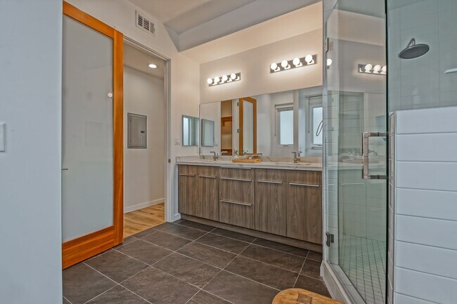 Building Photo - Custom, Modern & Spacious Tri-Level Home w...