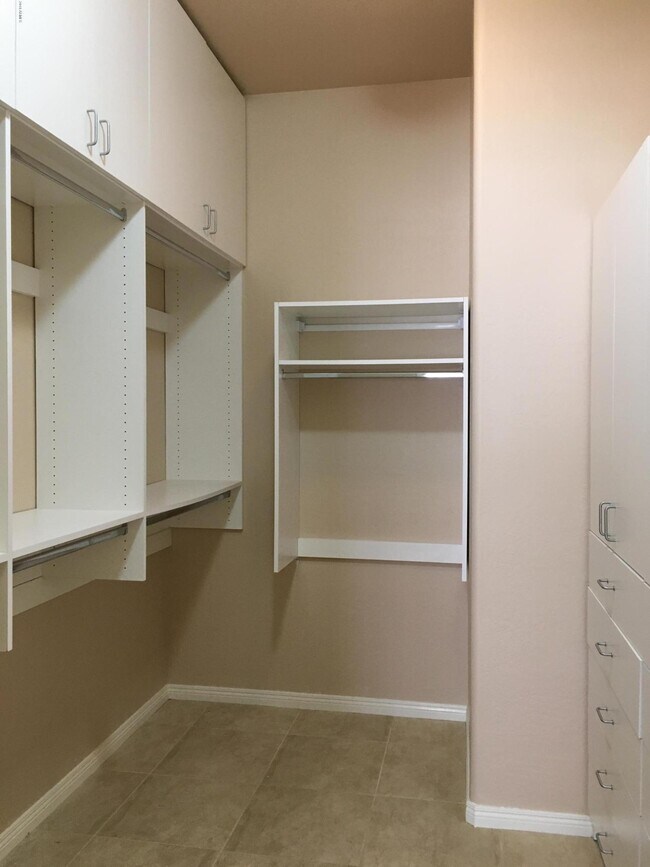 Building Photo - 2627 E Acoma Dr