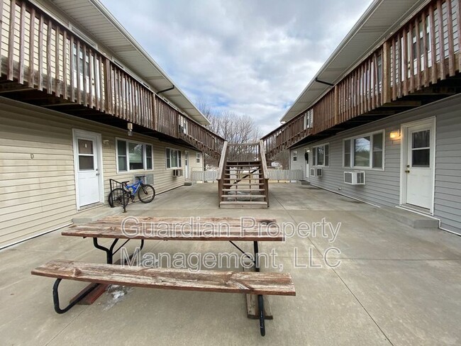 Building Photo - 1135 1/2 N College Dr