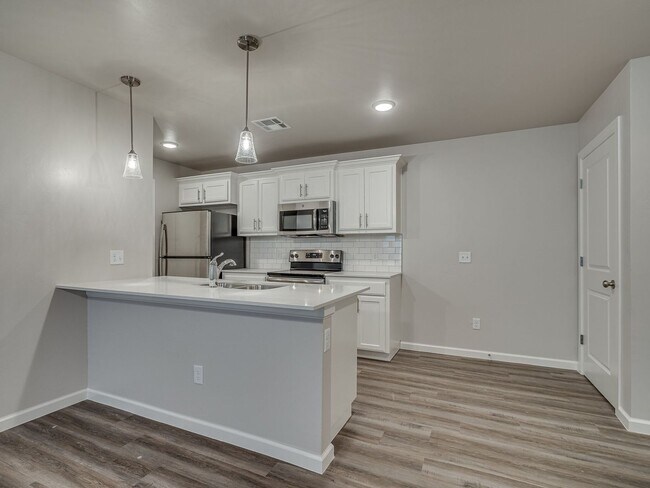 Building Photo - Spacious 4 Bedroom 2 Bath Duplex in Oakdale Schools - Lawn Care Included