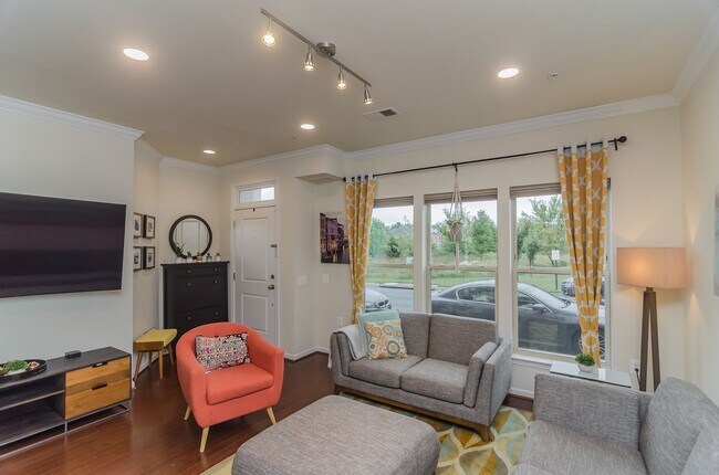 Building Photo - Beautiful and within walking distance to a...