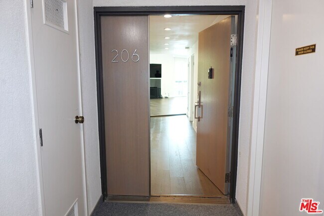 Building Photo - 723 Westmount Dr