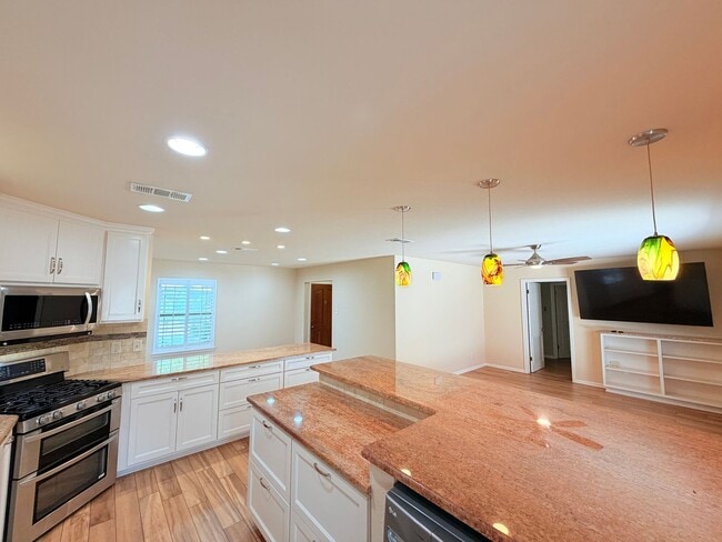 Building Photo - Amazing detached 2/2.5 duplex in Central Austin!!!