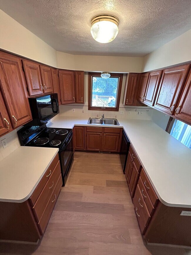 Primary Photo - 963 Vos St