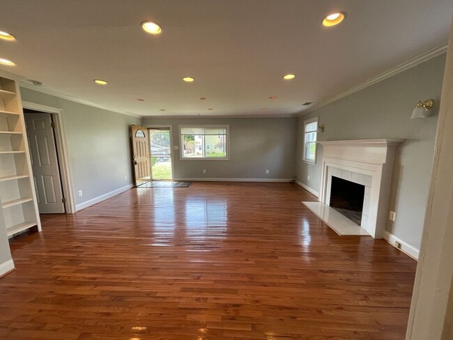 Building Photo - Cheerful 3 Bedroom 2 Bathroom With Office And Spacious Fenced Yard In Beautiful Pimmit Hills