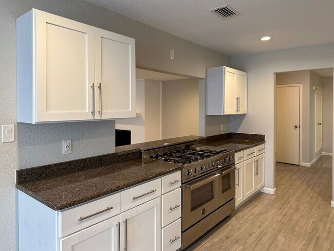 Building Photo - 4 Bedroom / 2 Bath / 2 Car Garage