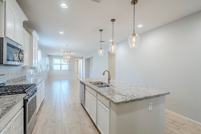 Building Photo - 9910 E Theia Dr