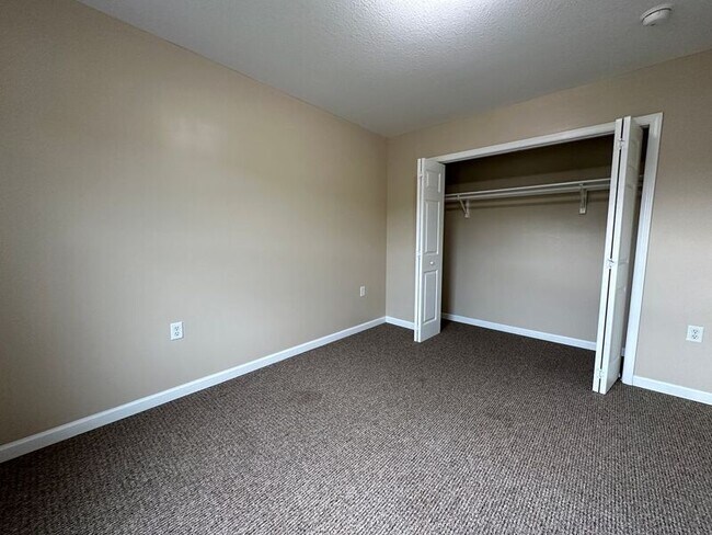 Building Photo - 10 Zell Ln