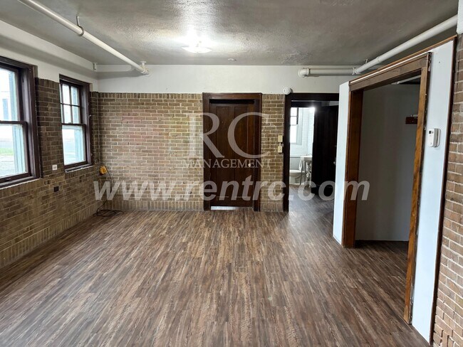 Building Photo - 210-148 Walnut-