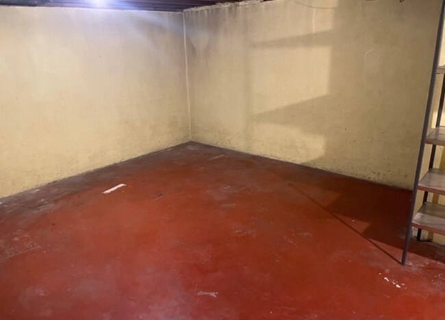 Building Photo - 40 E 300 N