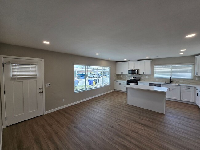 Building Photo - Fully renovated 4 bed 2 bath!