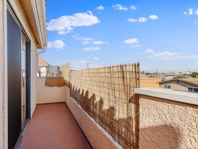 Building Photo - 1168 E 10th St