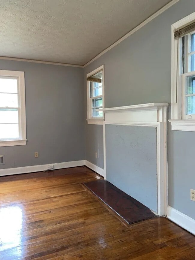 Building Photo - 3 Bedroom 2 Bathroom