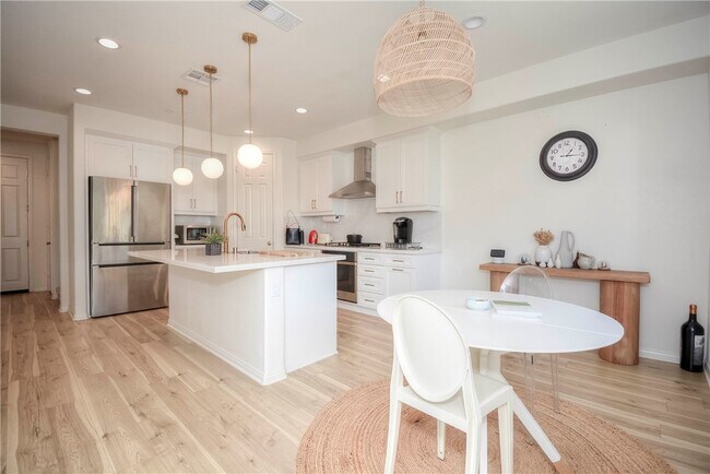 Building Photo - 24218 Hillcrest Dr