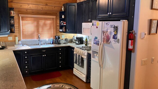 Building Photo - Furnished mountain cabin