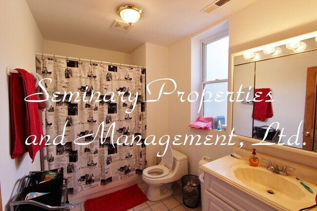 Interior Photo - 920-22 W Addison