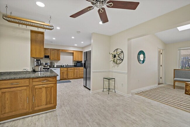 Building Photo - 2017 Woodford Rd