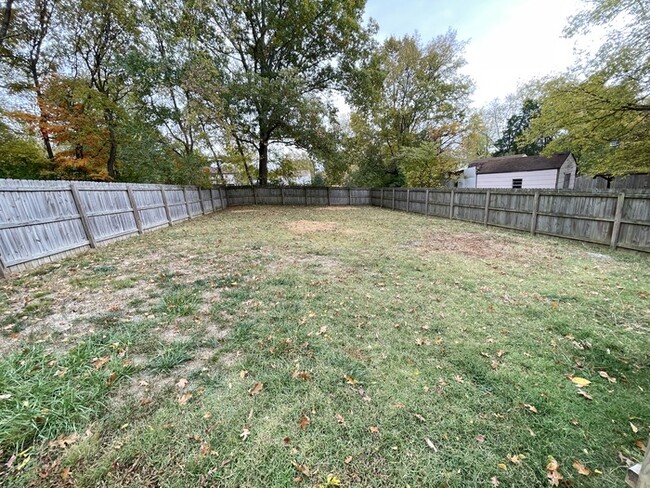 Building Photo - Off New Shackle Island Rd- fenced yard!