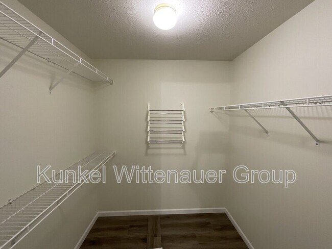 Building Photo - 1545 Fairoaks Dr