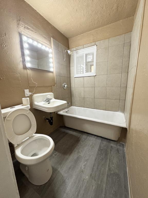 Building Photo - 302 Parry St