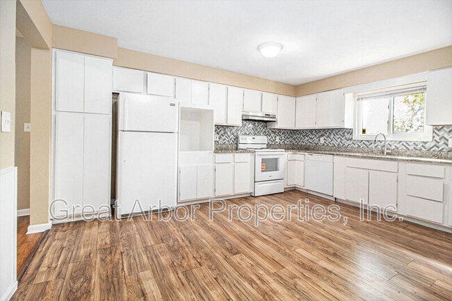 Building Photo - 392 Firwood St