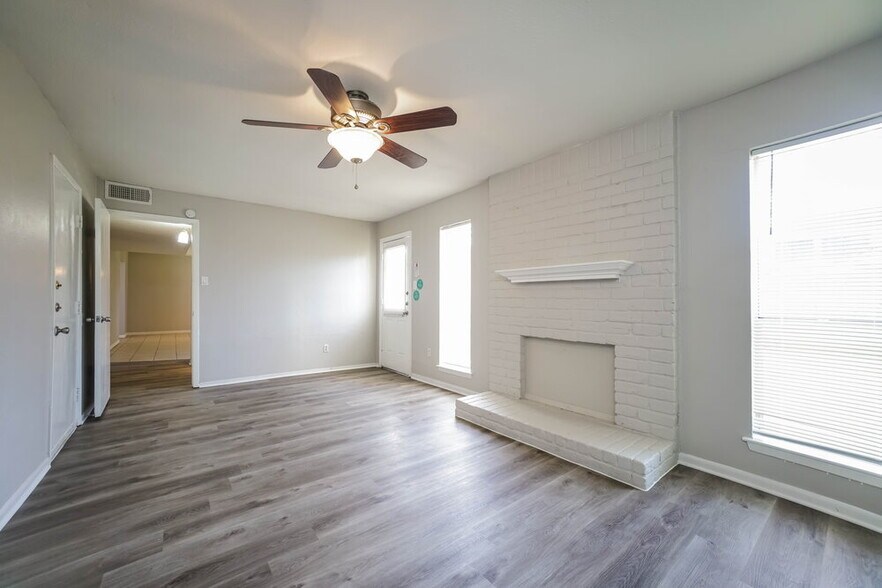 Building Photo - 10919 Skybird Dr