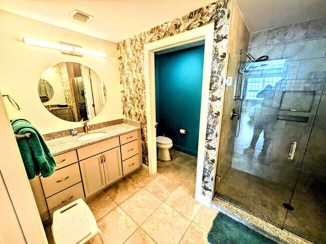 Building Photo - Annual Turnkey 3/3 penthouse on waterfront...