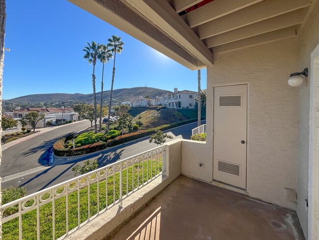 Building Photo - Beautiful corner unit in Lake San Marcos