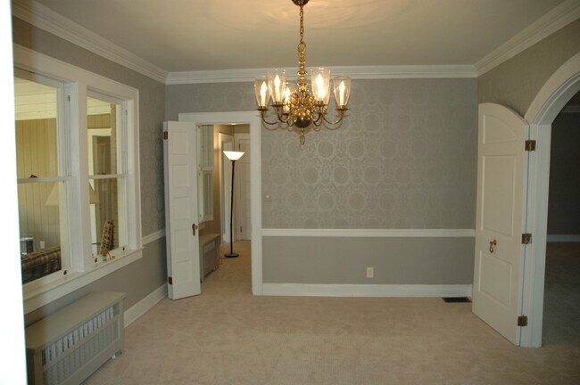 Building Photo - 329 Country Club Rd