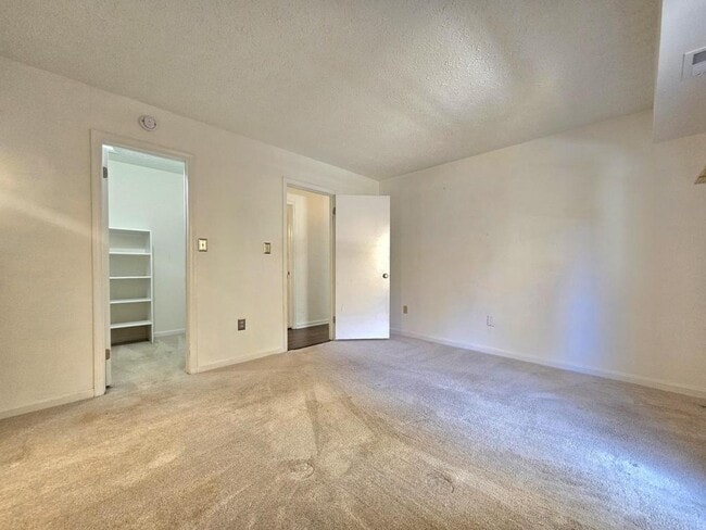 Building Photo - 7660 Willow Point Dr
