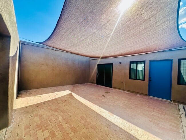 Building Photo - Holiday Move In Special! 1/2 Off December's Rent! Unique Townhome with Open Layout! All Appliance...